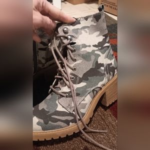 KOHL'S SPOTTED CAMO BOOTS size 9